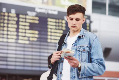 ragazzo triste vuole chiedere rimborso per volo cancellato