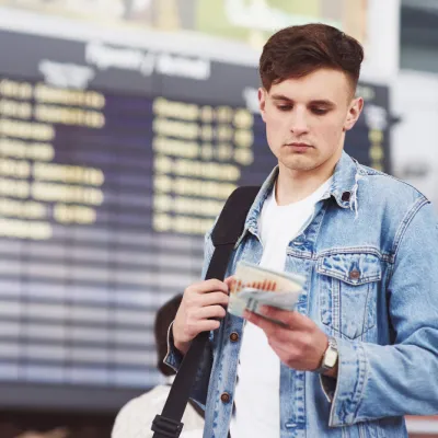 ragazzo triste vuole chiedere rimborso per volo cancellato